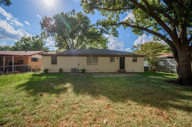 a view of a yard with a house