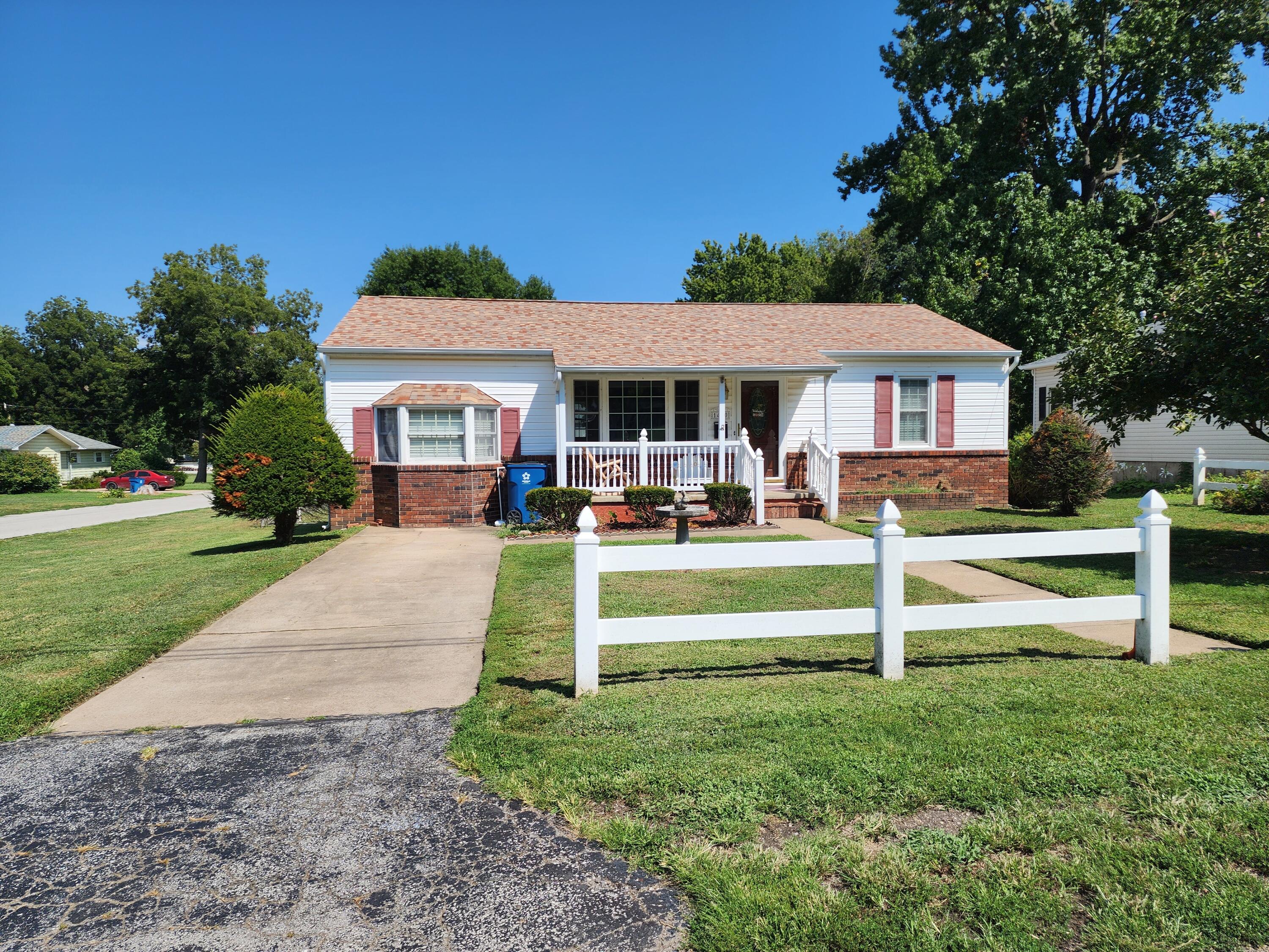 1400 Clinton Street Carthage, MO 64836 - Photo 1 of 1 Home Front