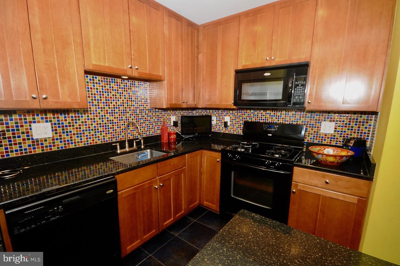 1009 Moore Road West Deptford, NJ 08086 - Photo 5 of 40 42" Oak Cabinetry w/ Mosaic Tile Back splash