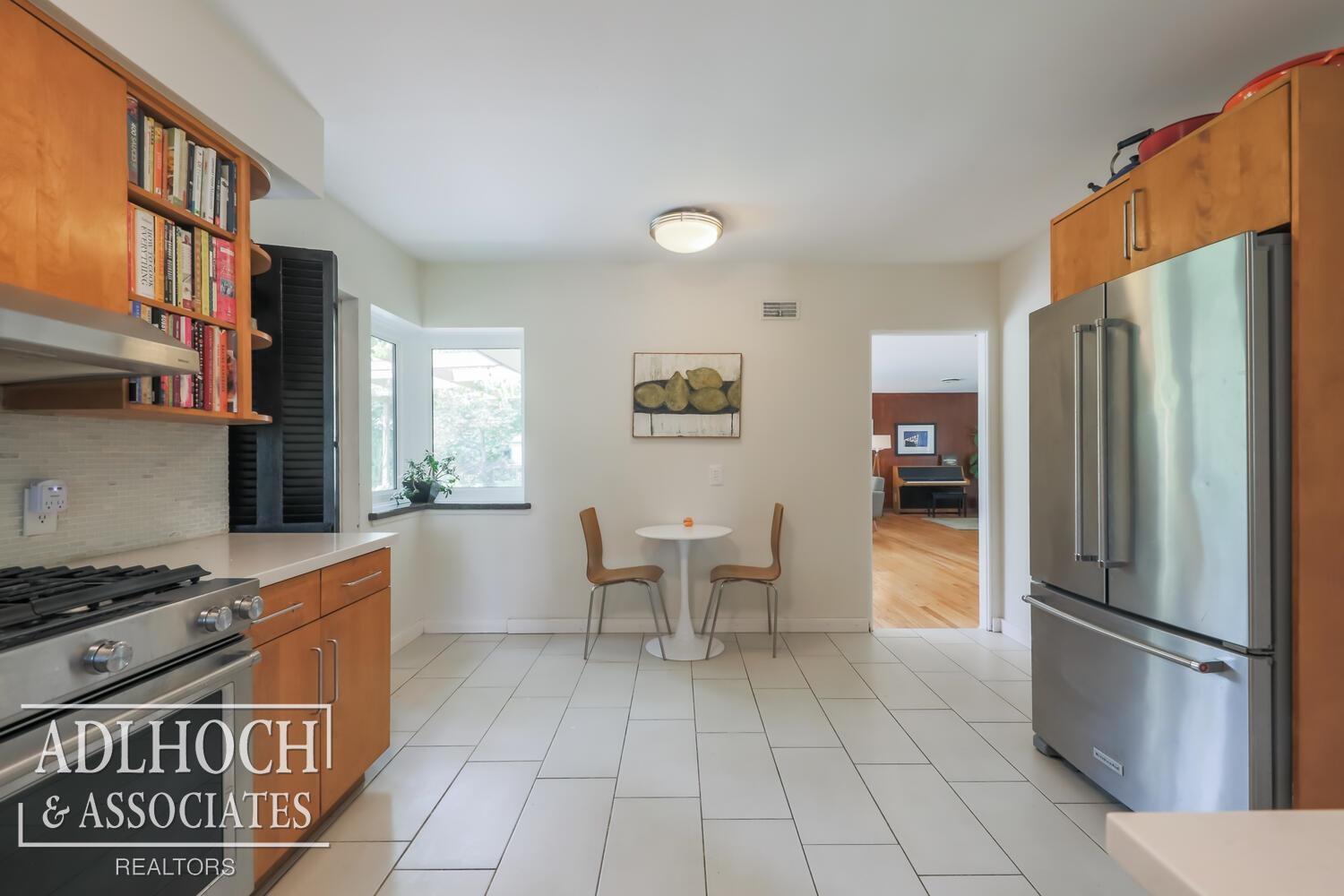 681 Roslyn Road Grosse Pointe Woods, MI 48236 - Photo 9 of 32
