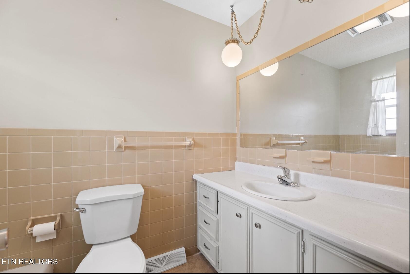571 Calhoun Drive Greenback, TN 37742 - Photo 27 of 44 a bathroom with a toilet a sink and mirror
