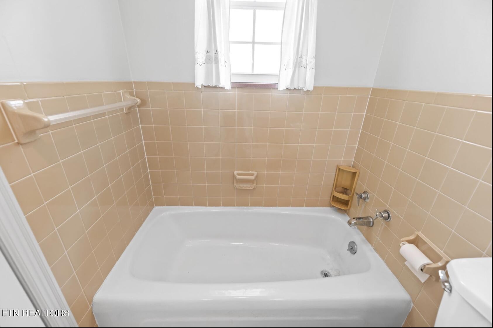 571 Calhoun Drive Greenback, TN 37742 - Photo 28 of 44 a bathroom with a bathtub
