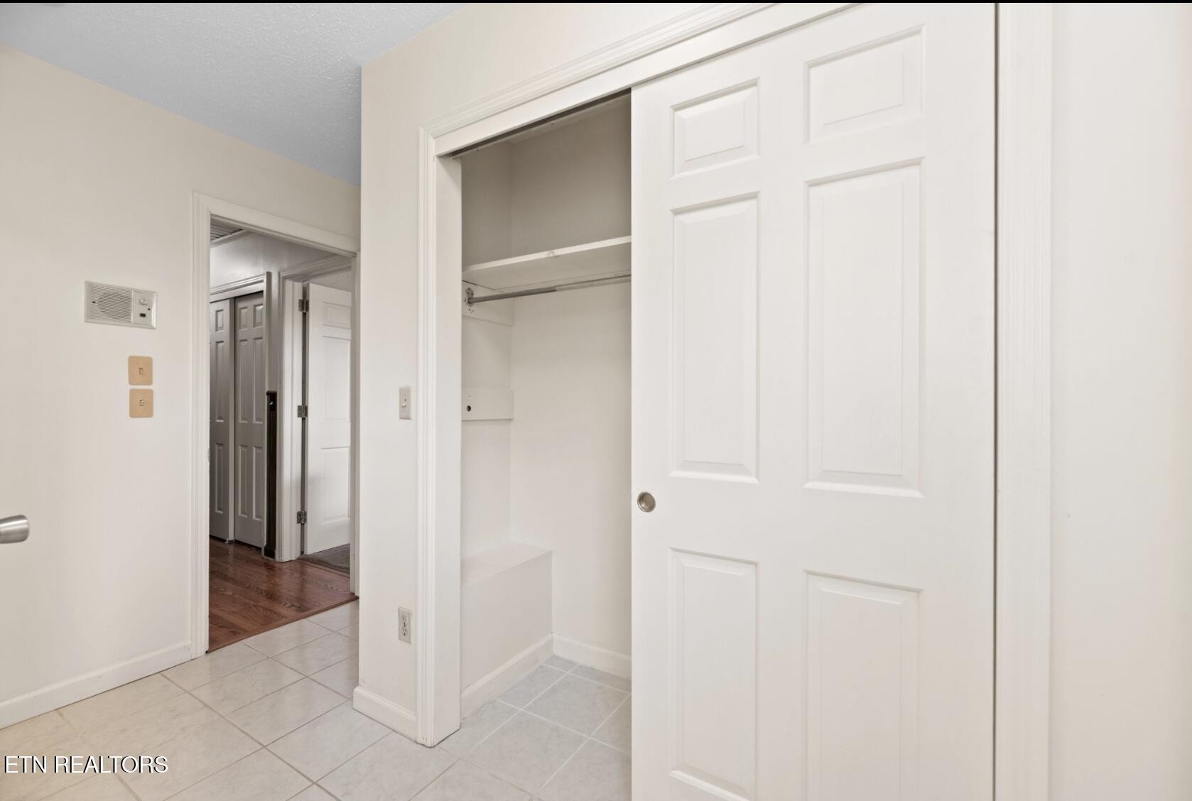 571 Calhoun Drive Greenback, TN 37742 - Photo 32 of 44 a view of a hallway