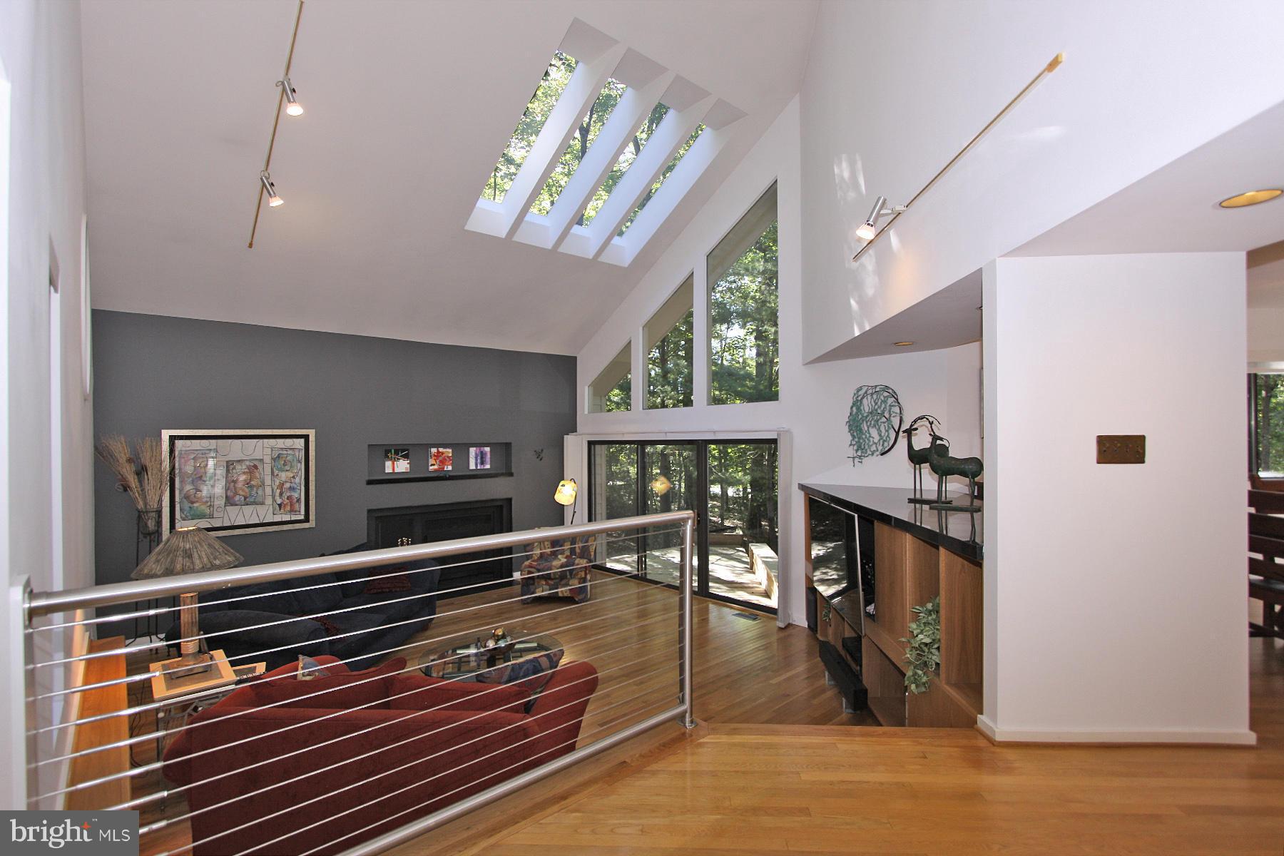 1606 North Village Road Reston, VA 20194 - Photo 4 of 28 Living Room