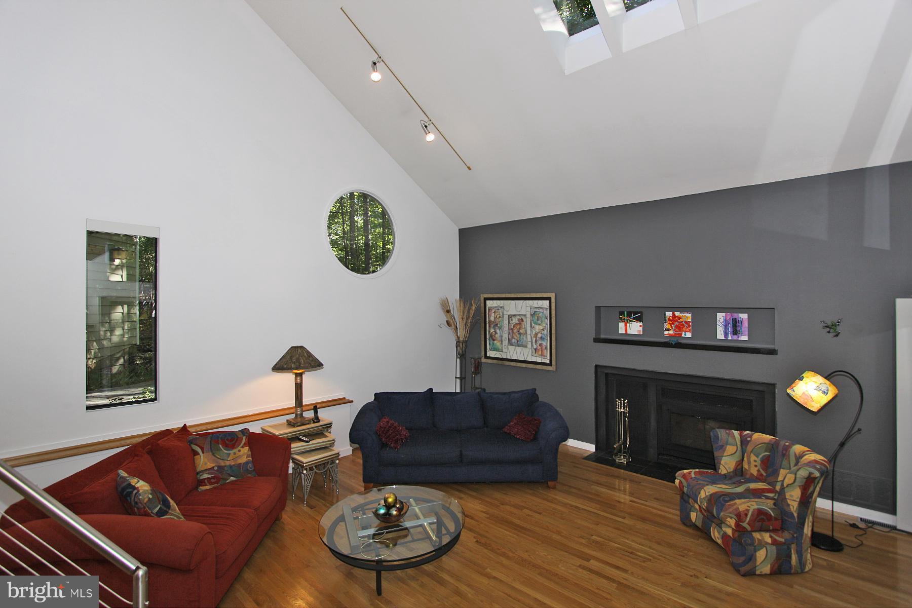 1606 North Village Road Reston, VA 20194 - Photo 6 of 28 Living Room