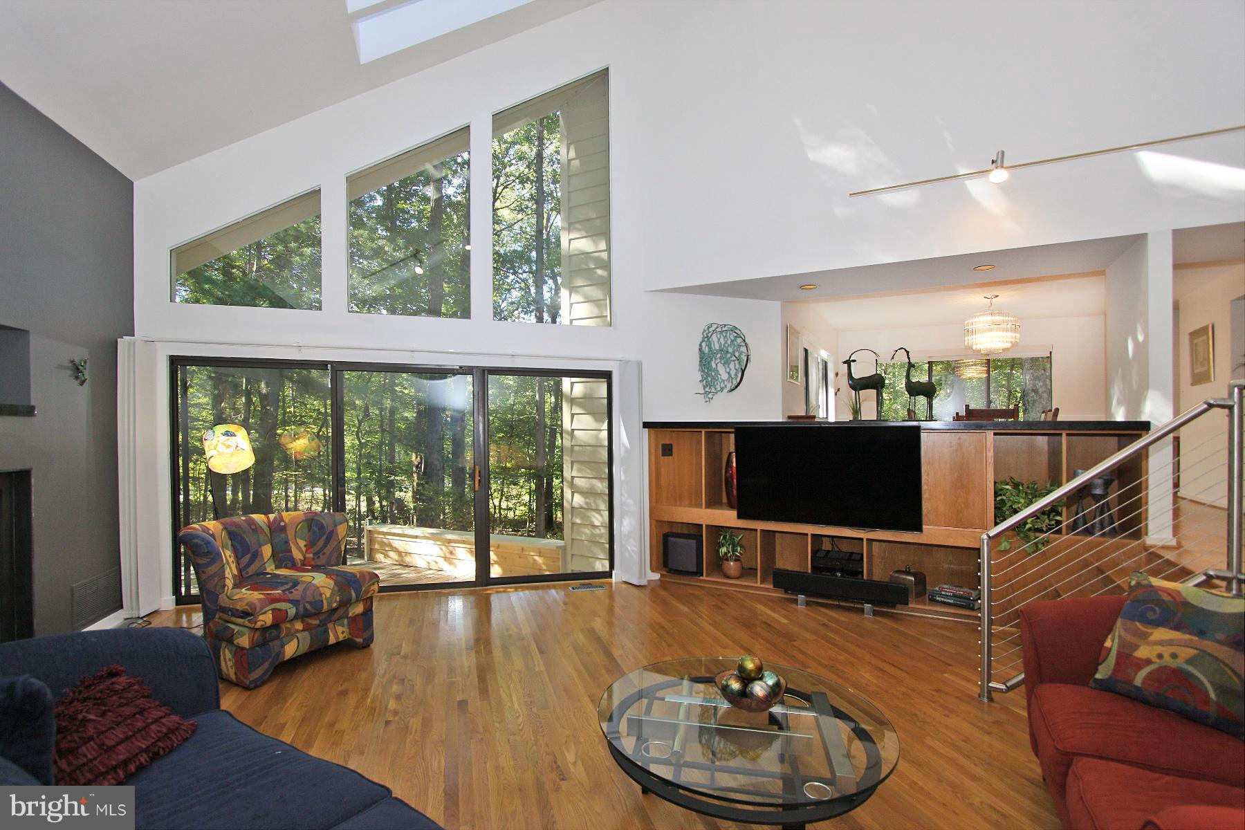 1606 North Village Road Reston, VA 20194 - Photo 7 of 28 Living Room