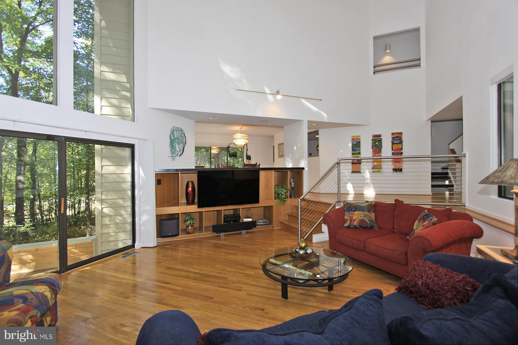 1606 North Village Road Reston, VA 20194 - Photo 9 of 28 Living Room