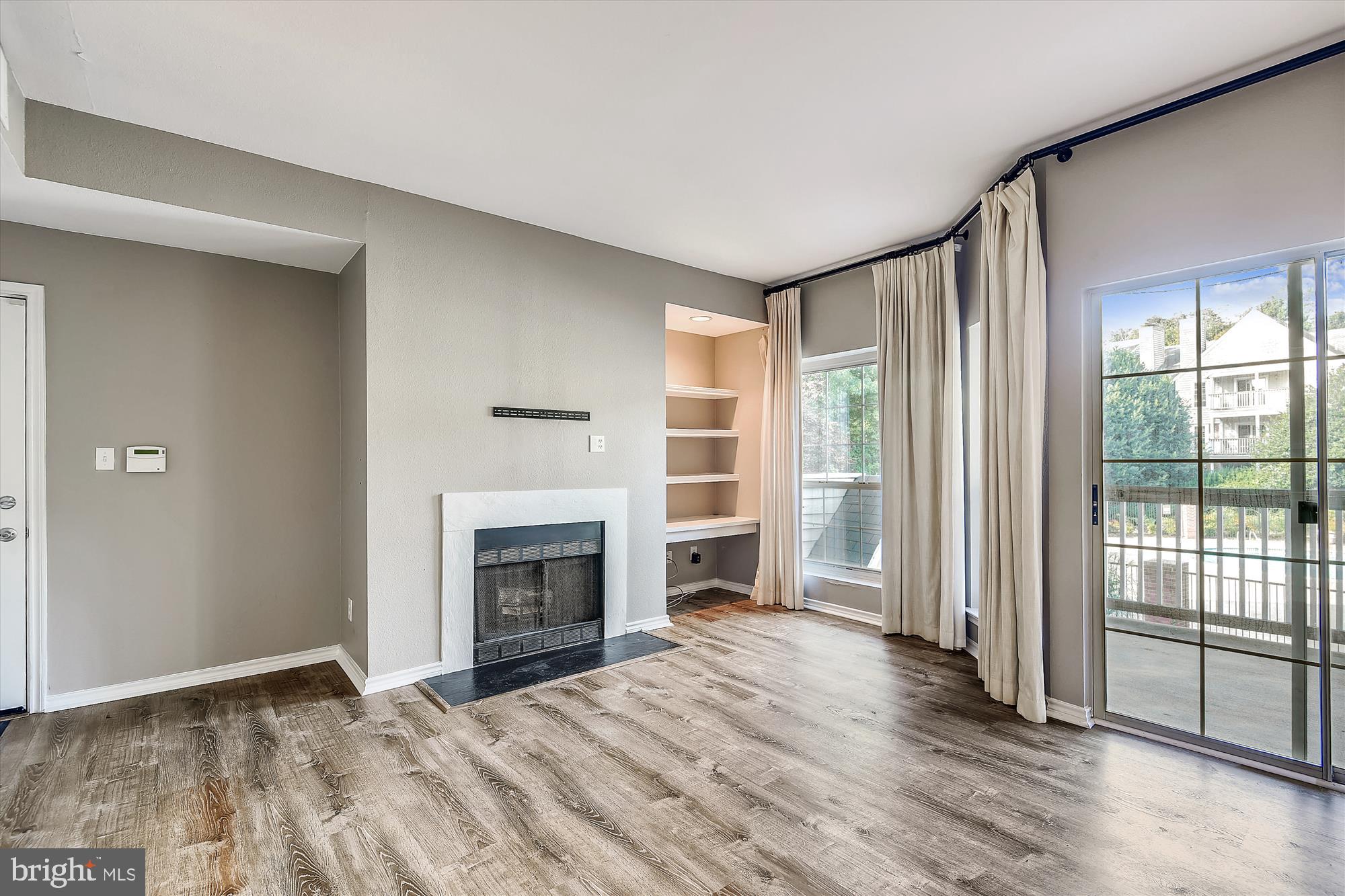 12162 Penderview Lane, Unit 1623 Fairfax, VA 22033 - Photo 8 of 28 View of living room