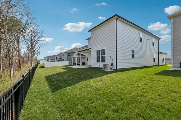 a view of a house with backyard