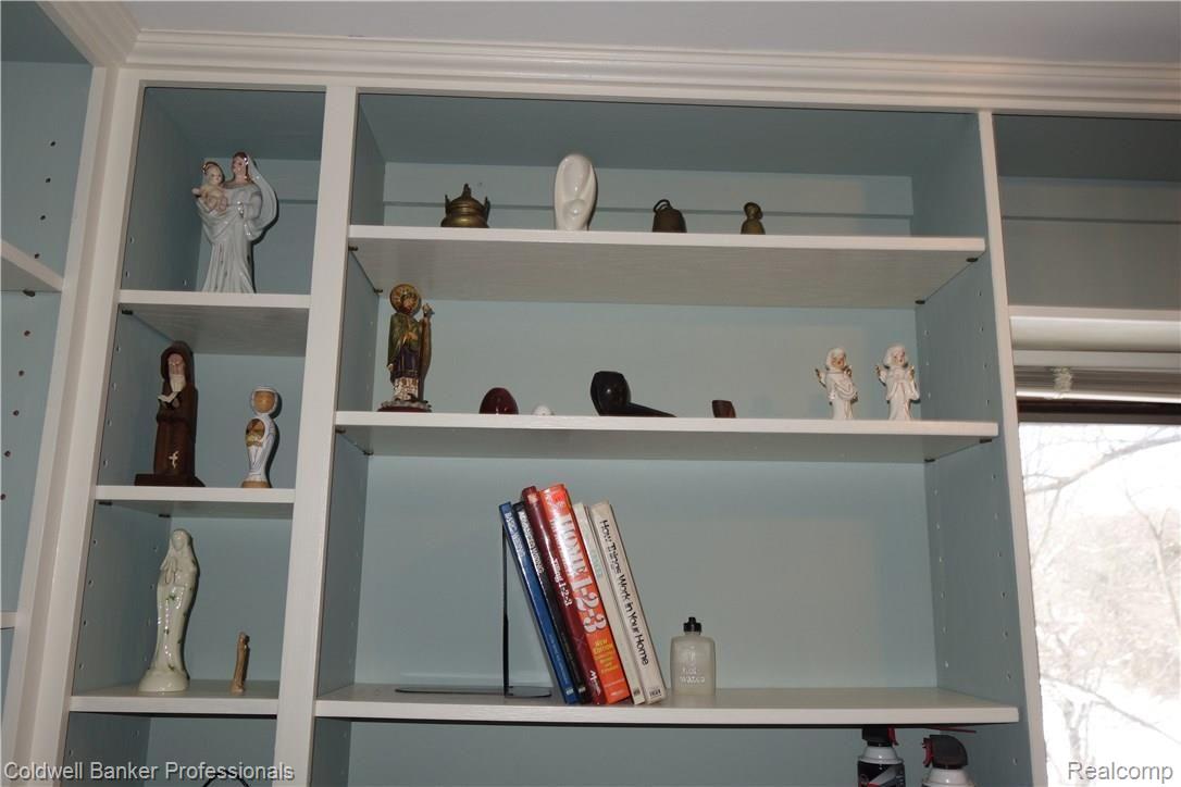 8870 Perry Lake Road Clarkston, MI 48348 - Photo 11 of 44 Love all the built in shelves