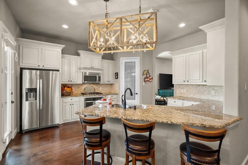 4512 Sunflower Drive Mansfield, TX 76063 - Photo 3 of 37 Light & bright kitchen