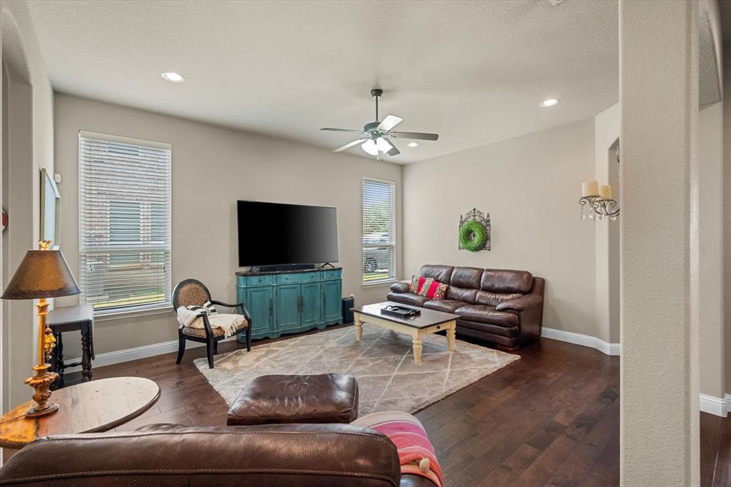 4512 Sunflower Drive Mansfield, TX 76063 - Photo 10 of 37 Spacious living room