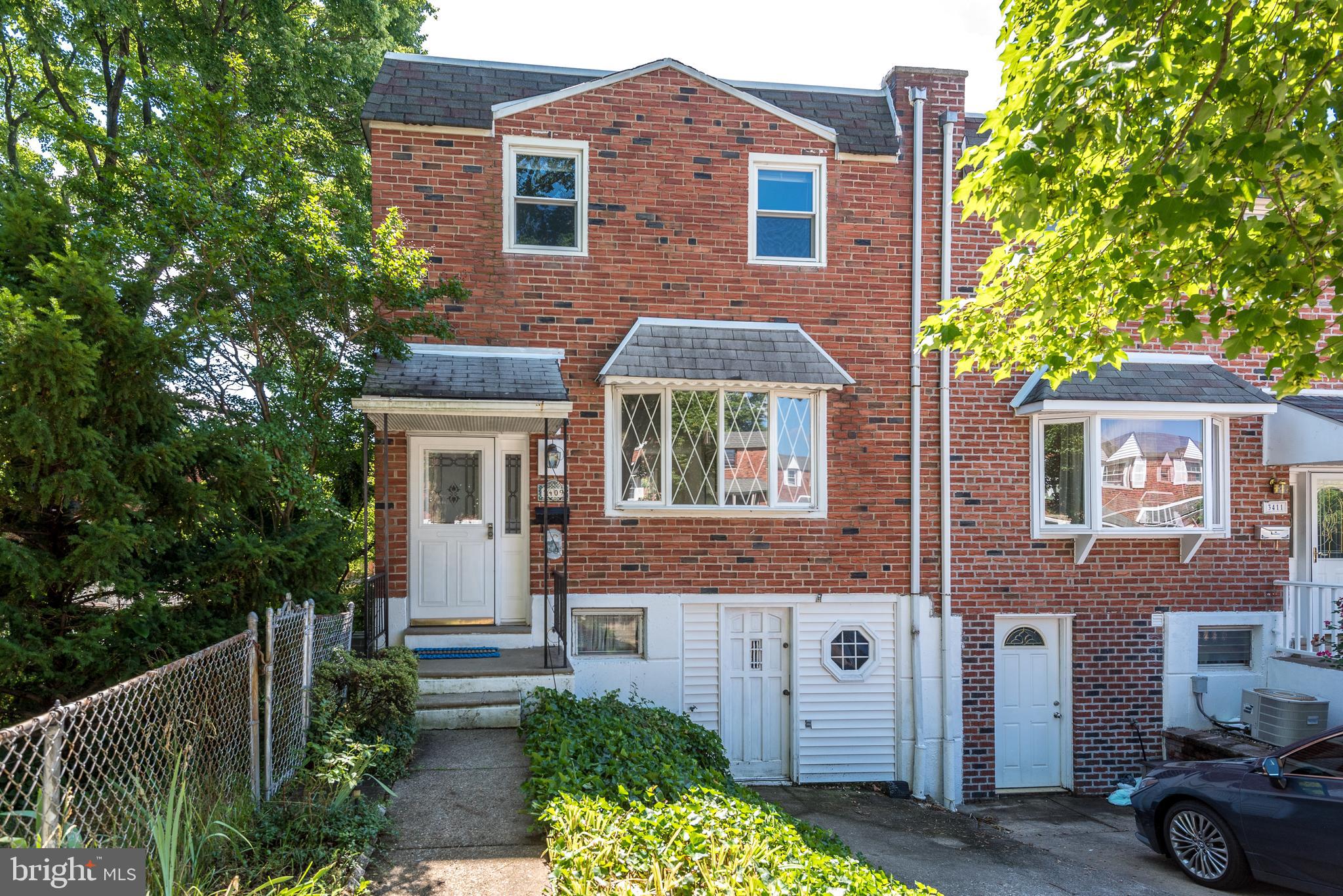 End unit with HUGE YARD!