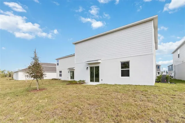 a house view with backyard space