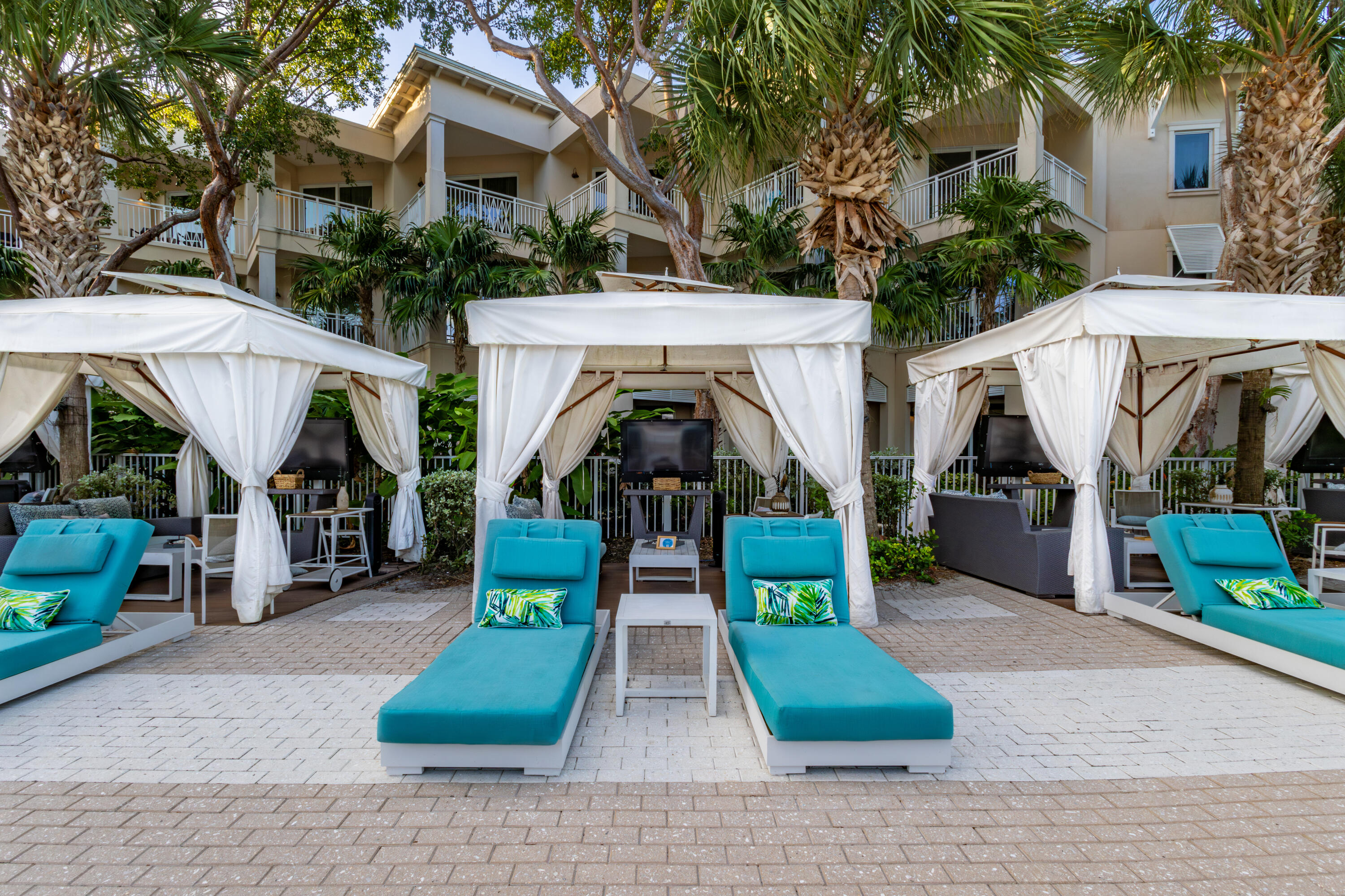 25 East Playa Largo Blvd Key Key Largo, FL 33037 - Photo 52 of 55 Cabanas and lounge chairs bayside