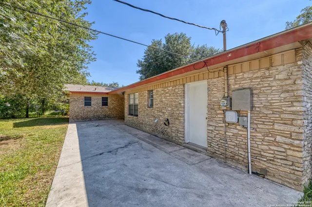 $285,000 | 622 Dorothy Jo Circle, Uvalde, TX 78801