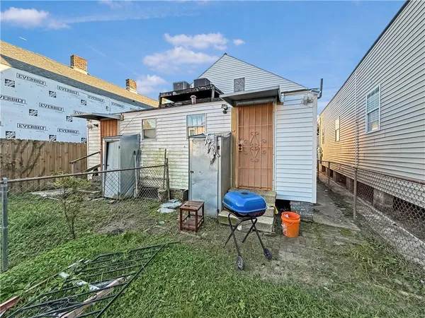 $1,000 | 5721 Royal Street, New Orleans, LA 70117