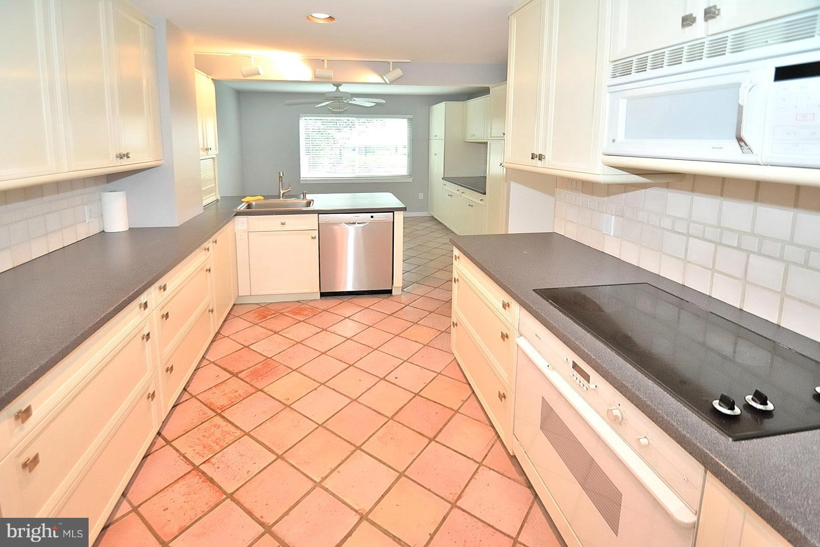 11352 Orchard Lane Reston, VA 20190 - Photo 3 of 29 Kitchen