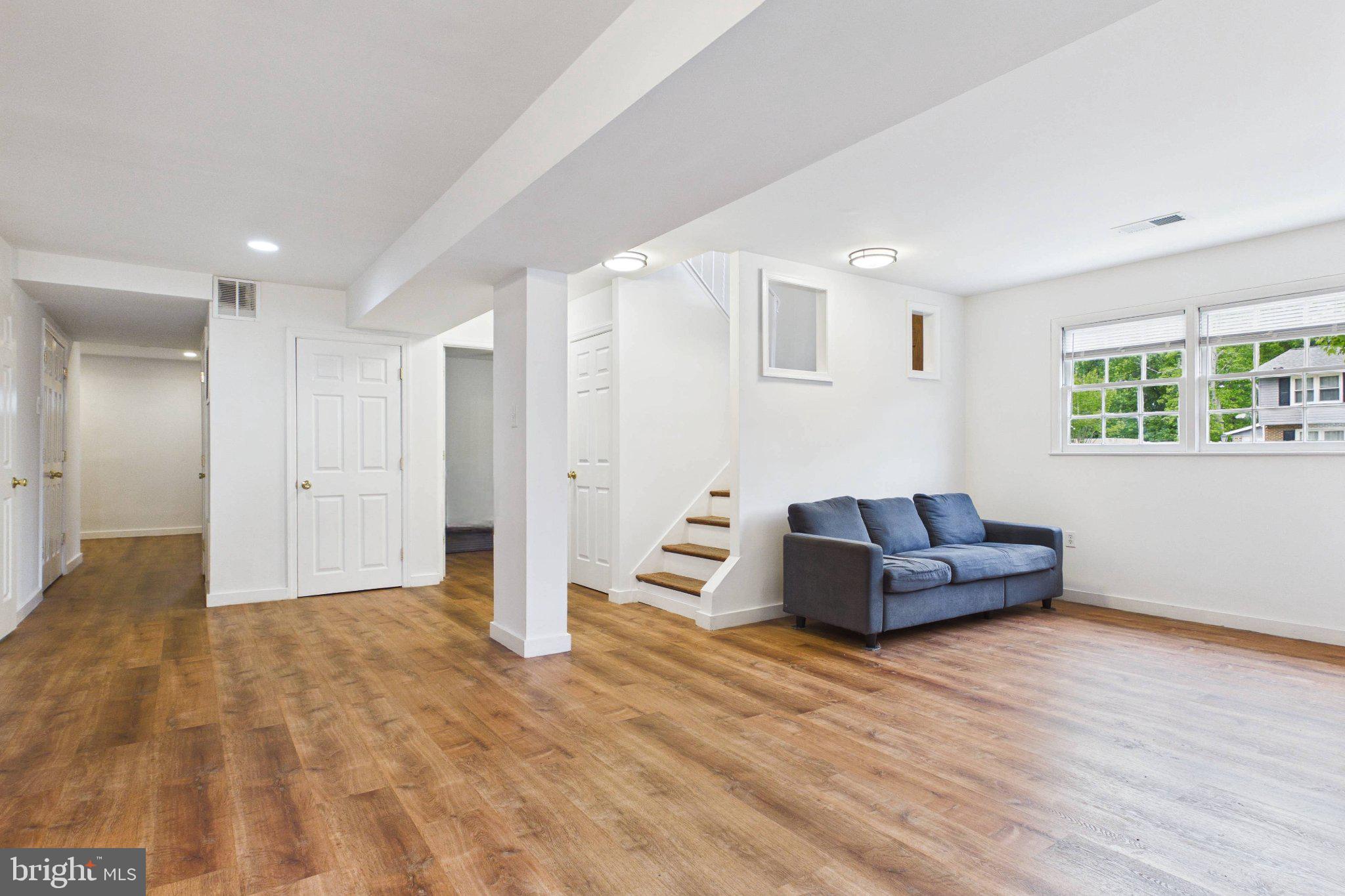 13235 Sturbridge Road Woodbridge, VA 22192 - Photo 28 of 53 Spacious, light-filled living area.