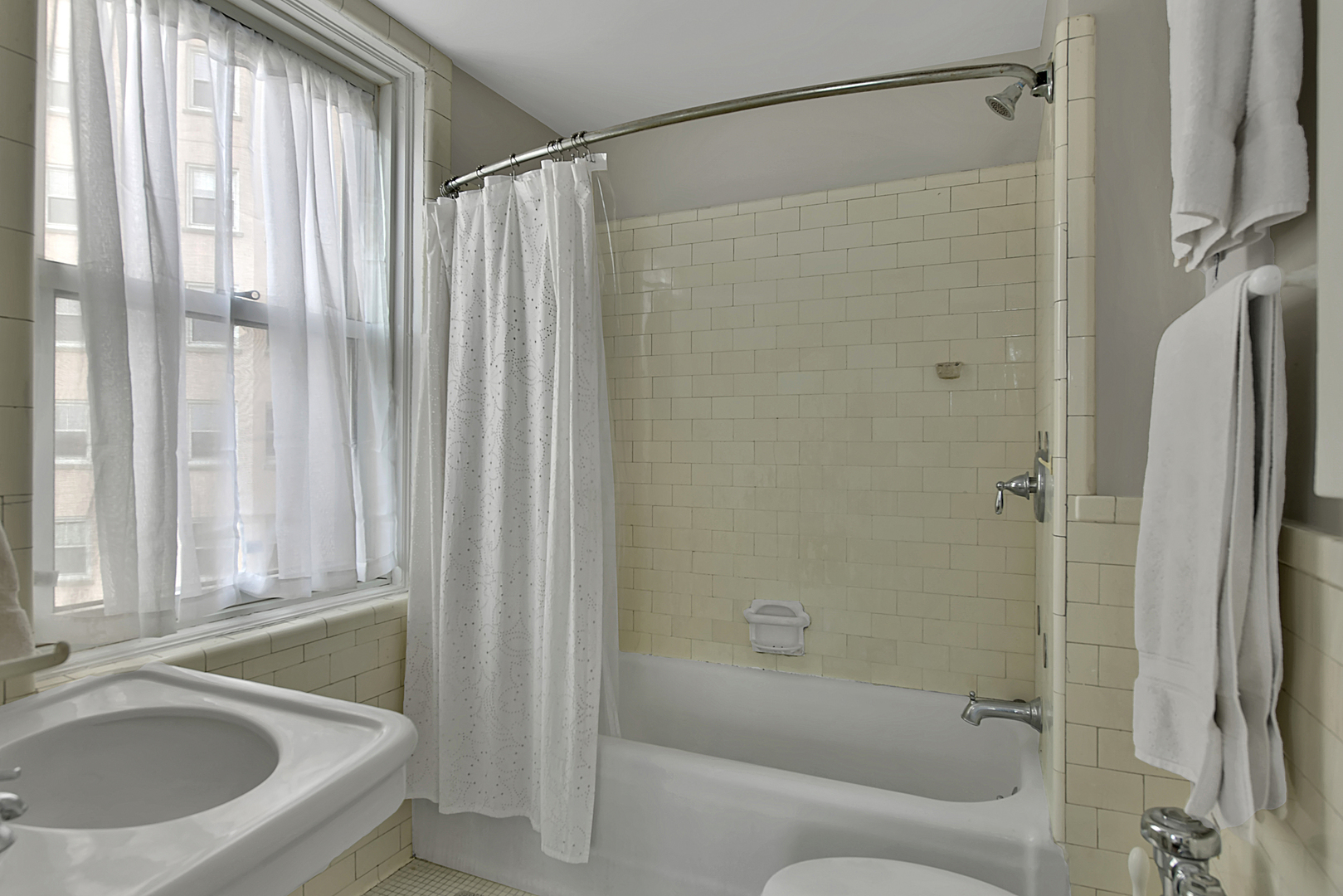 5555 North Sheridan Road, Unit 507 Chicago, IL 60640 - Photo 12 of 15 a bathroom with a tub a sink and a shower