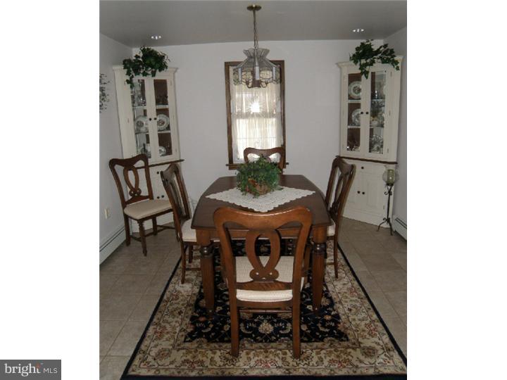 862 Willow Road Hellertown, PA 18055 - Photo 3 of 25 Dining Room