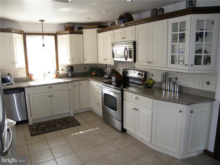 862 Willow Road Hellertown, PA 18055 - Photo 4 of 25 Kitchen