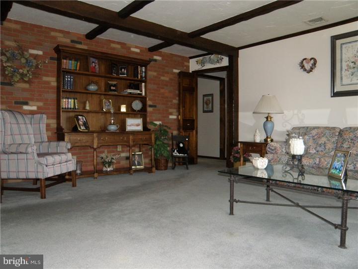 862 Willow Road Hellertown, PA 18055 - Photo 5 of 25 Living Room