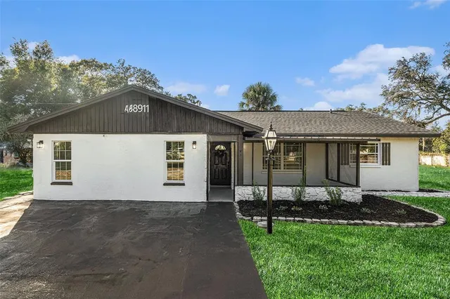 a view of a house with backyard