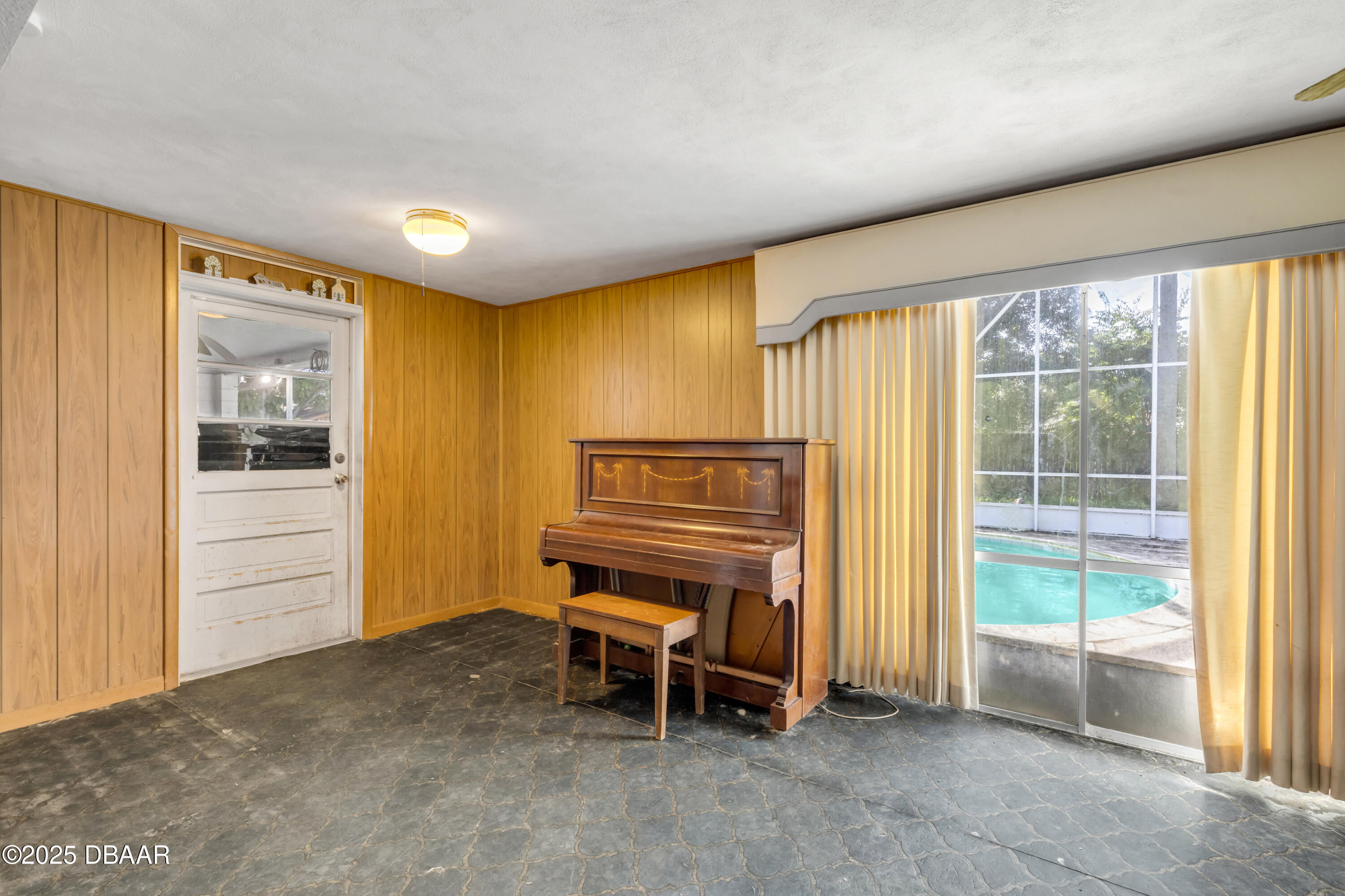 913 Valencia Road South Daytona, FL 32119 - Photo 16 of 30 b - Interior (11)