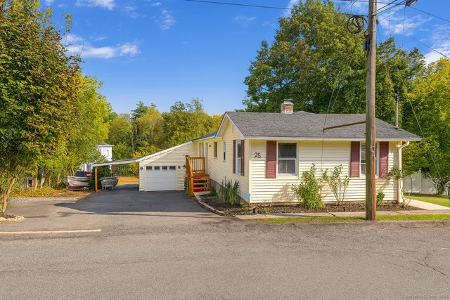 a view of a house with backyard and trees
