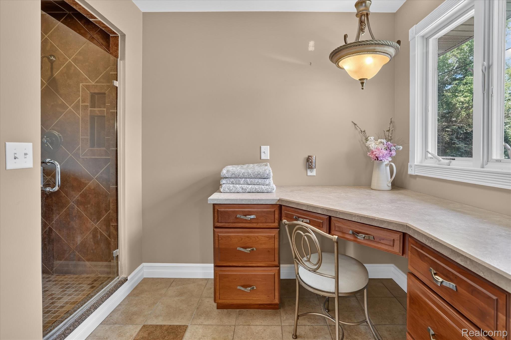 7186 East River Road Flushing, MI 48433 - Photo 18 of 47 22-7186-E-River-Rd-primary-bathroom-vanity.jpg