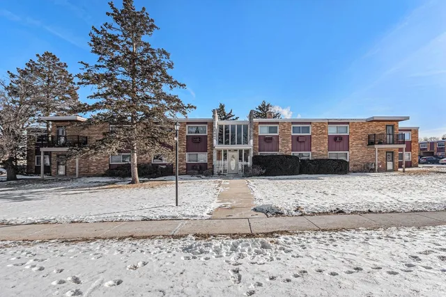 $159,900 | 1320 B Lore Lane, Unit 208, Lombard, IL 60148