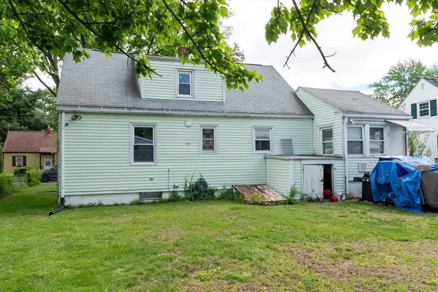 a view of a house with backyard