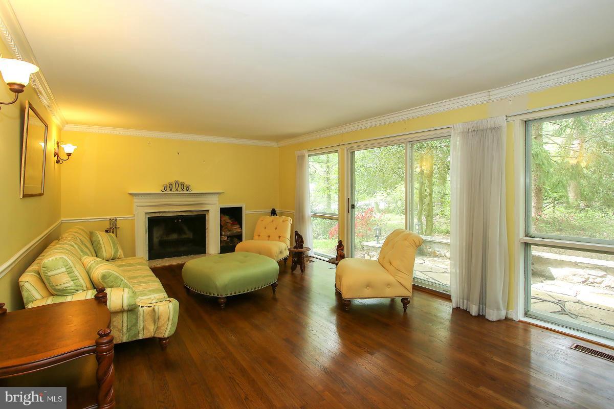 6801 Persimmon Tree Road Bethesda, MD 20817 - Photo 9 of 18 Living Room