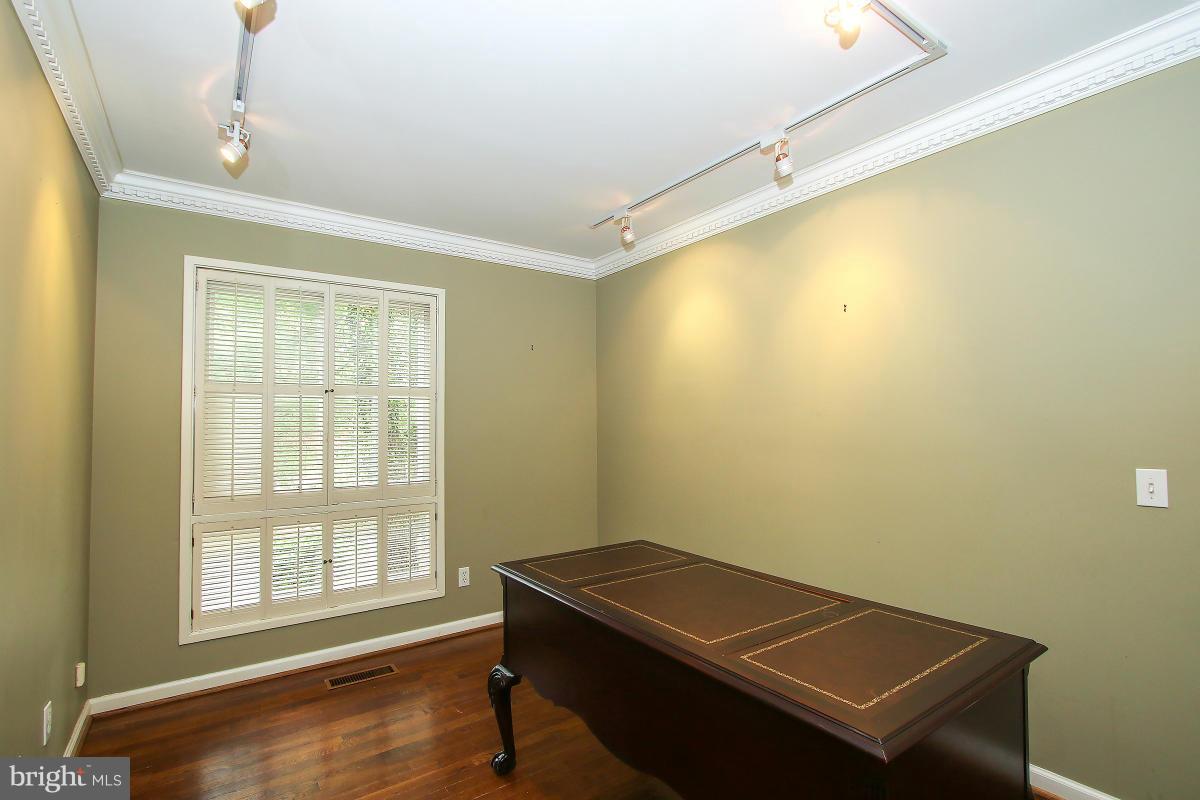 6801 Persimmon Tree Road Bethesda, MD 20817 - Photo 10 of 18 Interior (General)