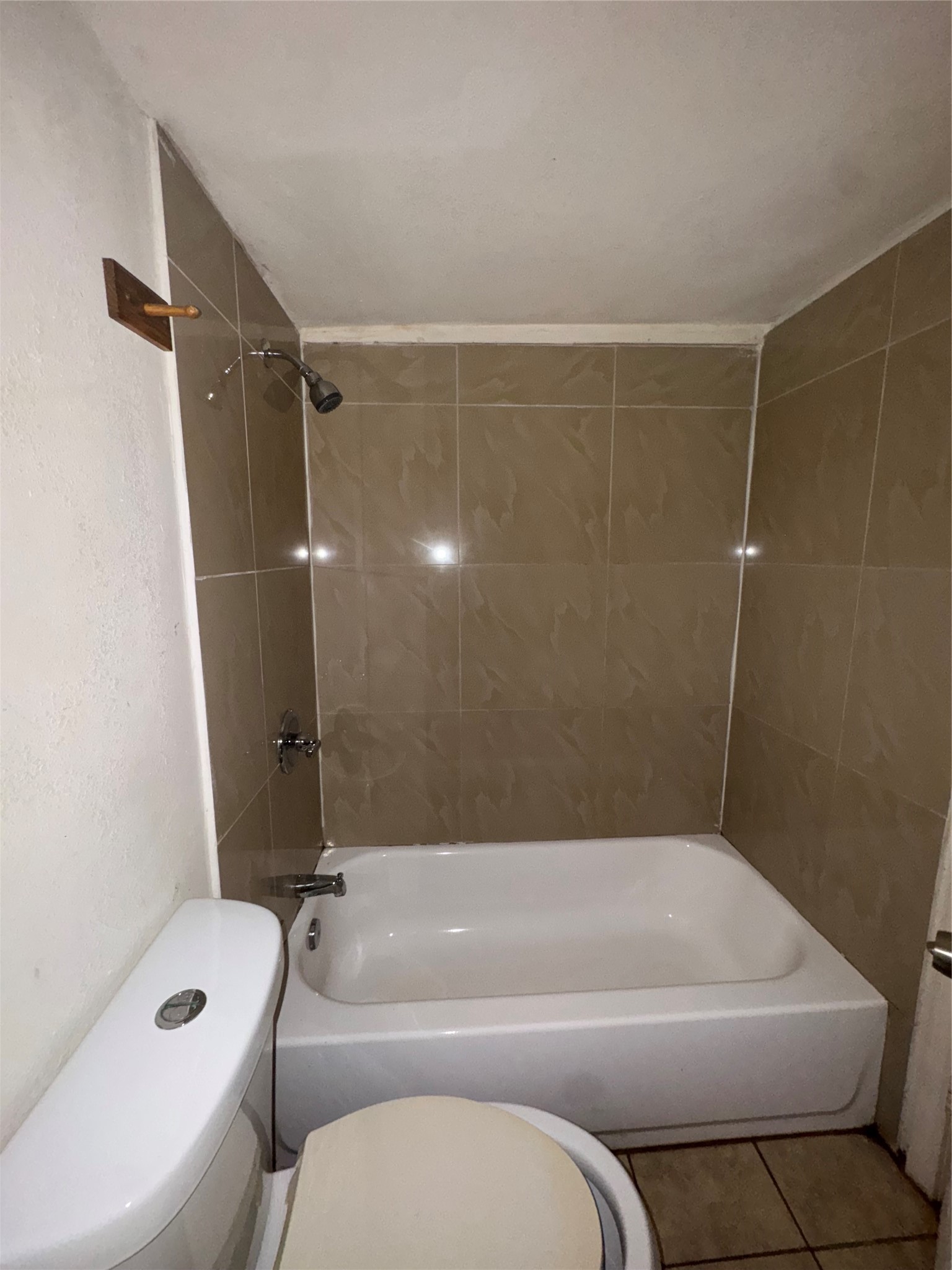 2501 Truxillo Street, Unit B Houston, TX 77004 - Photo 4 of 7 a bathroom with a toilet and a bathtub