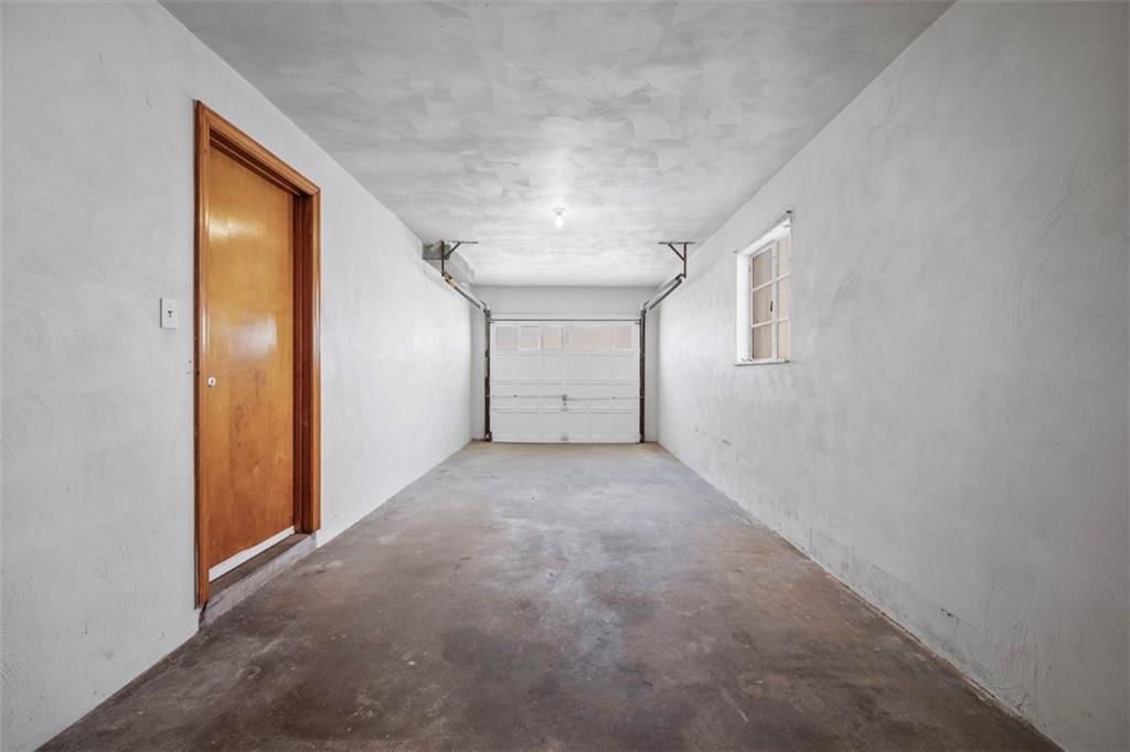 259 Bascom Avenue Pittsburgh, PA 15214 - Photo 28 of 35 a view of a big room with closet and windows