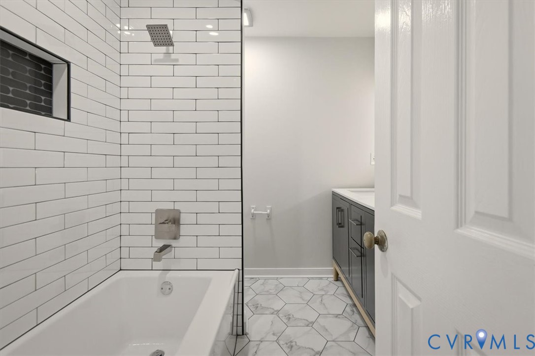 5600 Woods Walk Road Midlothian, VA 23112 - Photo 25 of 44 a bathroom with a bathtub