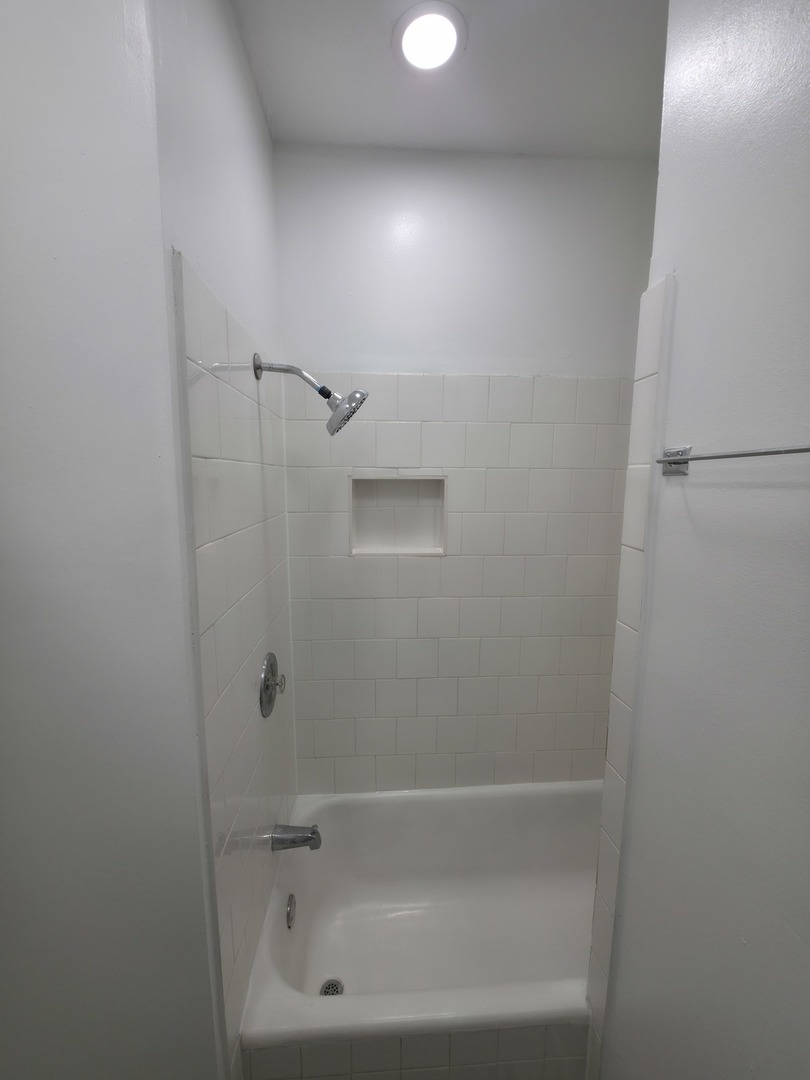 1748 North Keystone Avenue Chicago, IL 60639 - Photo 18 of 33 a bathroom with a bathtub
