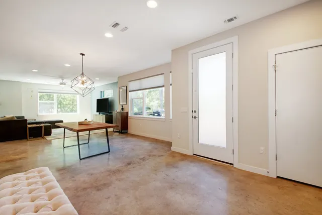 $3,800 | 4006 Airport Boulevard, Unit 18, Austin, TX 78722