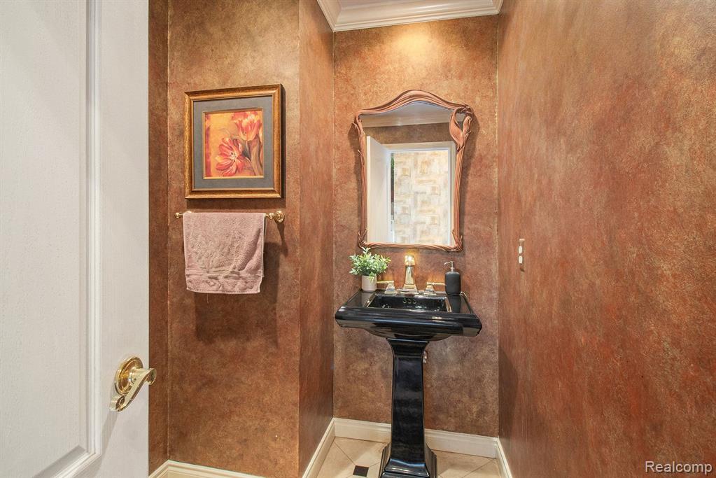 2001 Roundtree Rochester Hills, MI 48307 - Photo 27 of 37
