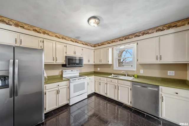 $267,500 | 306 North Stone Church Road, Peoria, IL 61604