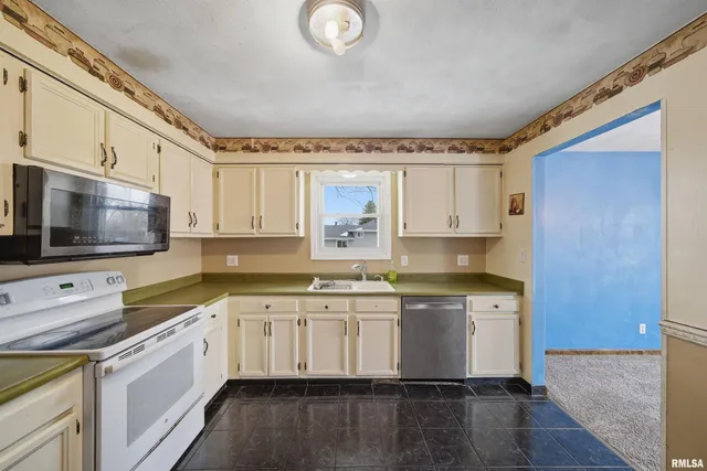 $267,500 | 306 North Stone Church Road, Peoria, IL 61604