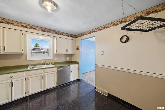 $267,500 | 306 North Stone Church Road, Peoria, IL 61604