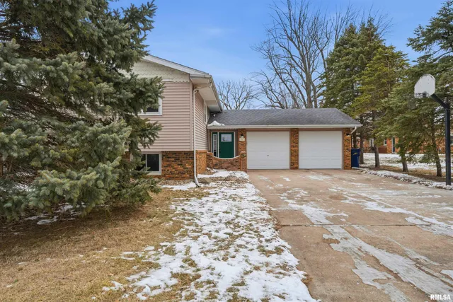 $267,500 | 306 North Stone Church Road, Peoria, IL 61604