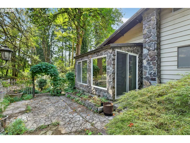a view of a house with backyard and garden