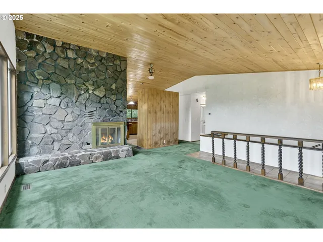 a view of backyard with a garden