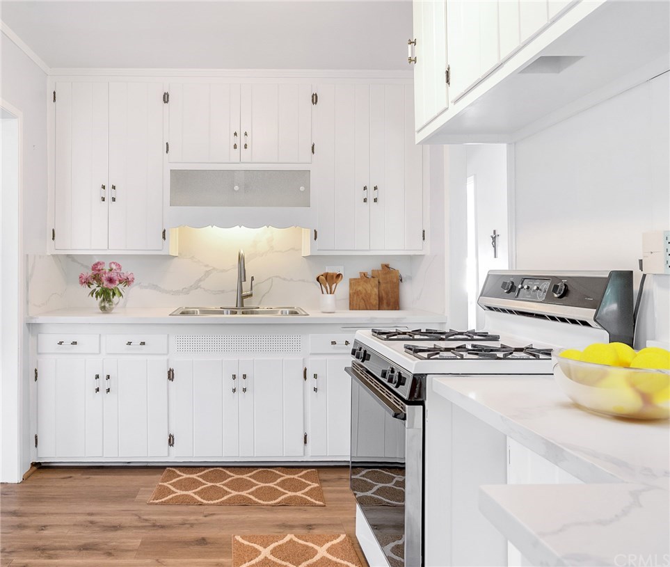 7949 Ramsgate Avenue Los Angeles, CA 90045 - Photo 3 of 26