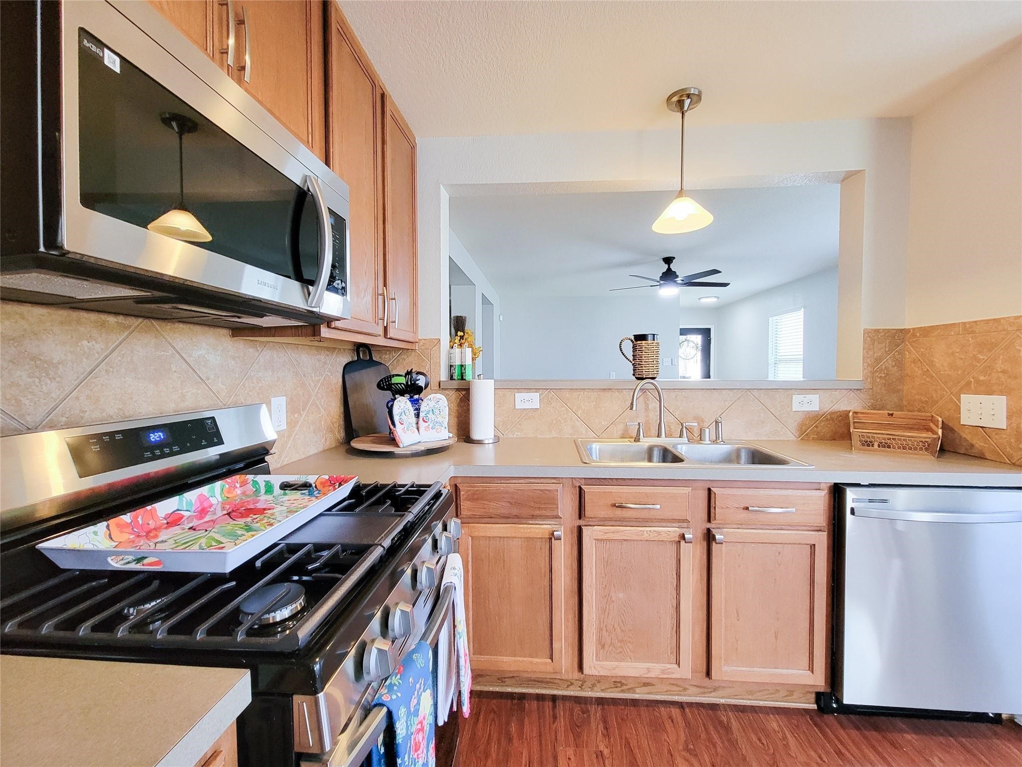 2911 Rustling Chestnut Street Spring, TX 77389 - Photo 8 of 24