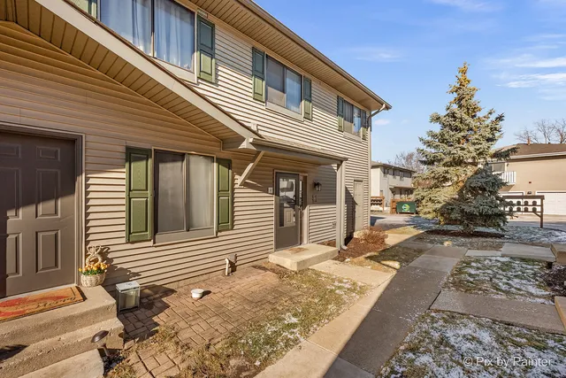 $229,900 | 29W560 Winchester Circle West, Unit 4, Warrenville, IL 60555